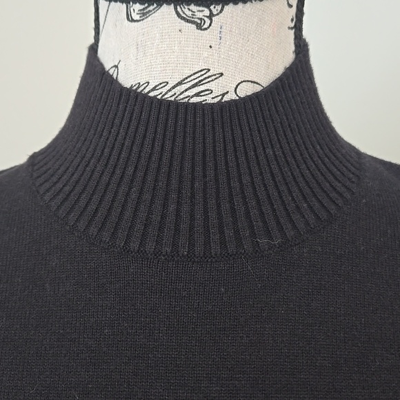 Black Sleeveless Turtleneck Sweater - Picture 2 of 6